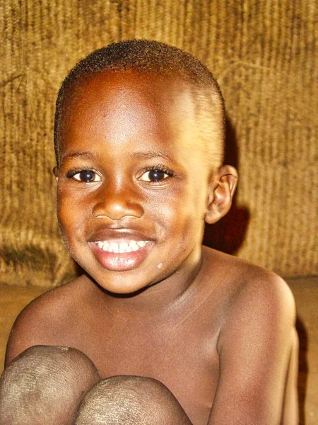정체불명의 말리소년이 팀북투의 거리에서 미소짓고 포즈를 취하고 있다. 아프리카의 아이들은 불안정한 경제 상황으로 인해 빈곤을 겪고 있습니다. — 스톡 사진