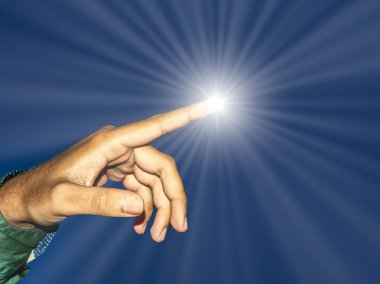 Mavi arka plan üzerinde izole ışık ışını ile, dokunmatik ekran olarak genç bir Hintli adam el işaret parmağı yakın.