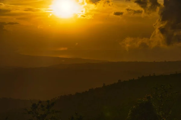 Pôr do sol dourado na praia — Fotografia de Stock