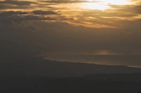 Atardecer dorado en la playa — Foto de Stock