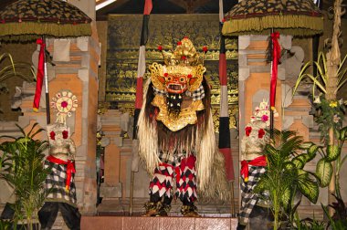 Barong fena korkutuyor hayırsever canavarı uzakta bali ruhlar