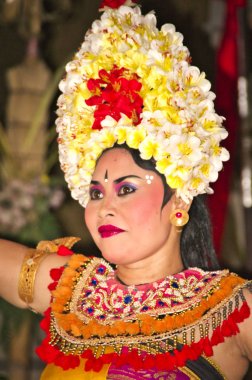 Geleneksel dans Legong ve Barong yerel profesyonel aktörler tarafından gerçekleştirilir