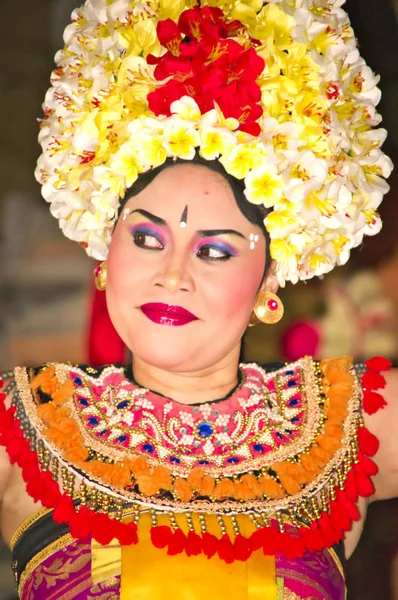 Traditioneller Tanzlegong und Barong wird von lokalen professionellen Schauspielern aufgeführt — Stockfoto