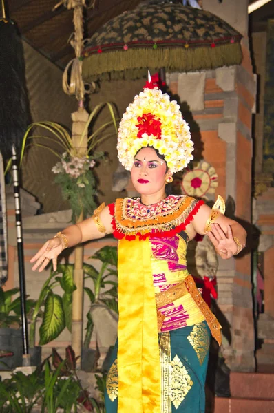 Dança tradicional Legong e Barong é realizada por atores profissionais locais — Fotografia de Stock