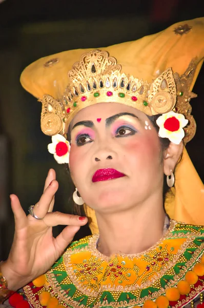 Traditioneller Tanzlegong und Barong wird von lokalen professionellen Schauspielern aufgeführt — Stockfoto