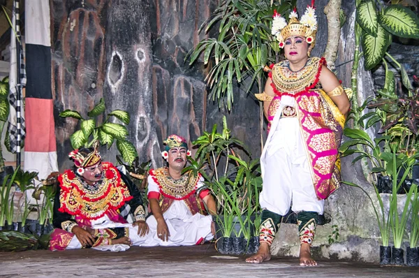 Barong a besta benevolente que assusta os maus espíritos Bali — Fotografia de Stock