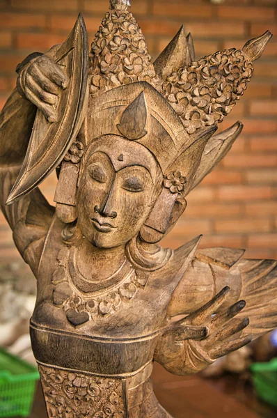 Дерев'яна язичницька скульптура зблизька. Індонезія - Балі. — стокове фото