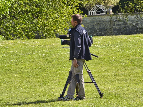 Açık konumda pan tilt shift profesyonel baş tripod üzerinde kayıt veya çekim tv ticari üretim yüksek çözünürlüklü dijital video kamera ön açı görünümü.