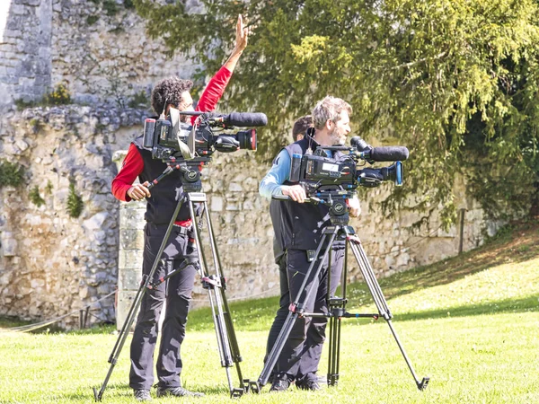 Açık konumda pan tilt shift profesyonel baş tripod üzerinde kayıt veya çekim tv ticari üretim yüksek çözünürlüklü dijital video kamera ön açı görünümü.