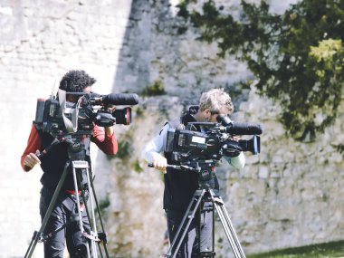 Açık konumda pan tilt shift profesyonel baş tripod üzerinde kayıt veya çekim tv ticari üretim yüksek çözünürlüklü dijital video kamera ön açı görünümü.