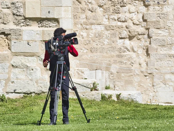 Widok z przodu kąt wysokiej rozdzielczości cyfrowej kamery wideo, które nagrywania lub fotografowania telewizji komercyjnej produkcji na Pan Tilt Shift profesjonalny statyw głowy w miejscu na zewnątrz. — Zdjęcie stockowe