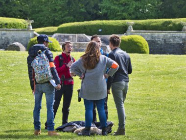 Filme açık grup bahçede reklam filmi kayıt işliyor.
