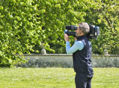 Açık konumda pan tilt shift profesyonel baş tripod üzerinde kayıt veya çekim tv ticari üretim yüksek çözünürlüklü dijital video kamera ön açı görünümü.