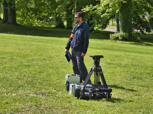 Stativy a DSLR kamera. Připraveno pro natáčení nebo fotografických sezení. Fotografické vybavení. — Stock fotografie