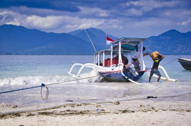 İnsanlar Gili Air, Endonezya cennet adasına sürat ahşap tekne mal boşaltma