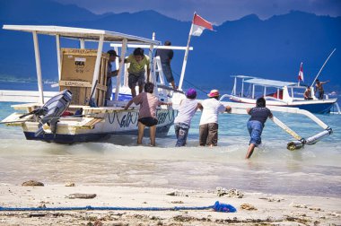 İnsanlar Gili Air, Endonezya cennet adasına sürat ahşap tekne mal boşaltma