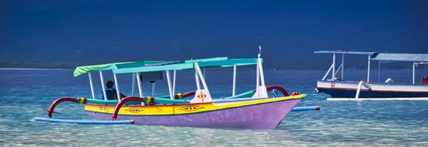 Bella vista della barca sul mare blu spiaggia tropicale con cielo nuvoloso, Gili Trawangan, Lombok, Indonesia — Foto Stock