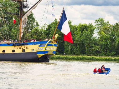 Fransa'da Armada 2019 için gelen Seine üzerinde Fransız bayrağı ile Hermione yelkenli Stern yakın