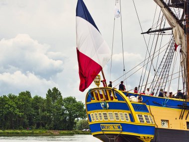 Fransa'da Armada 2019 için gelen Seine üzerinde Fransız bayrağı ile Hermione yelkenli Stern yakın
