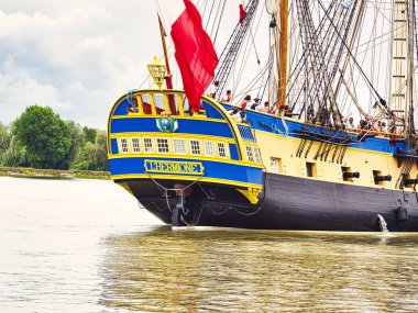 Fransa'da Armada 2019 için gelen Seine üzerinde Fransız bayrağı ile Hermione yelkenli Stern yakın