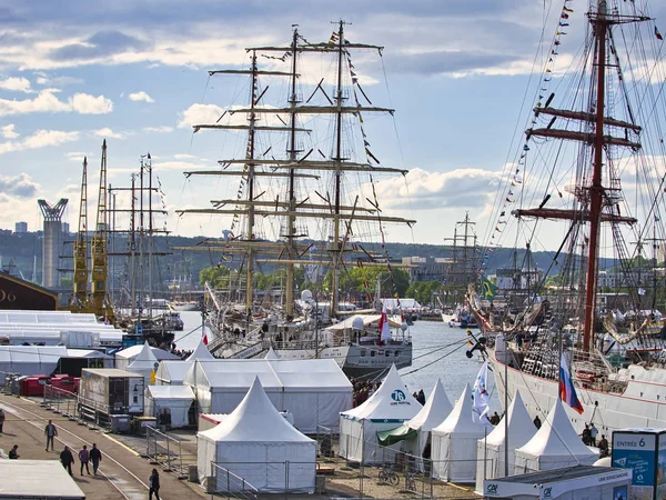 Vista aérea dos veleiros exposição Armada na doca Rouen. Encontro internacional para as maiores escunas e fragatas do mundo — Fotografia de Stock