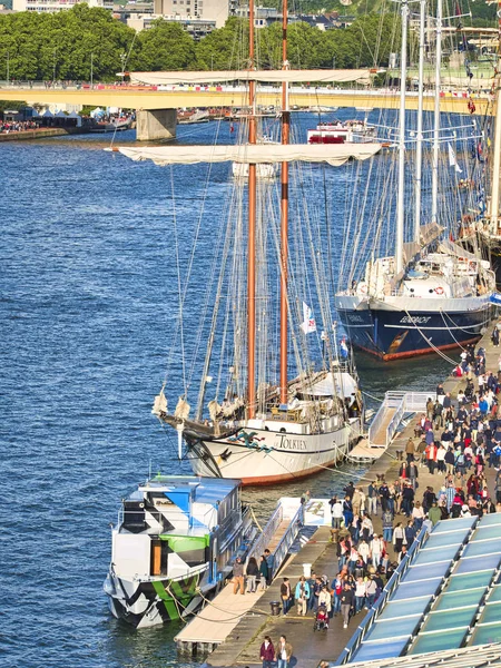 Vista aérea dos veleiros exposição Armada na doca Rouen. Encontro internacional para as maiores escunas e fragatas do mundo — Fotografia de Stock