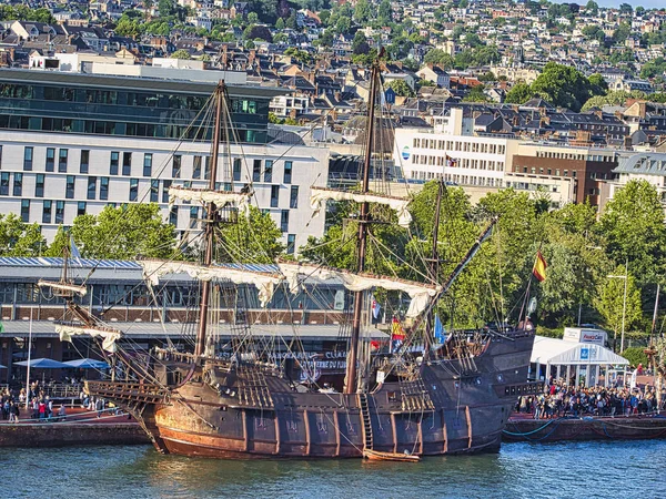 Vista aérea dos veleiros exposição Armada na doca Rouen. Encontro internacional para as maiores escunas e fragatas do mundo — Fotografia de Stock
