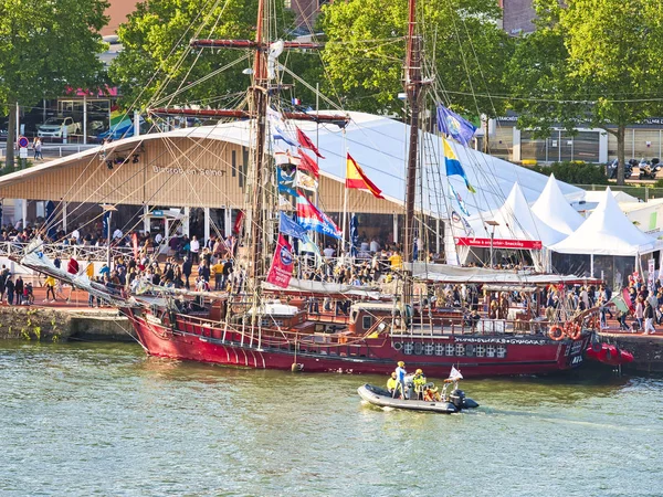 鲁昂码头阿玛达展览帆船的鸟图。世界上最大的老帆船和护卫舰国际会议 — 图库照片