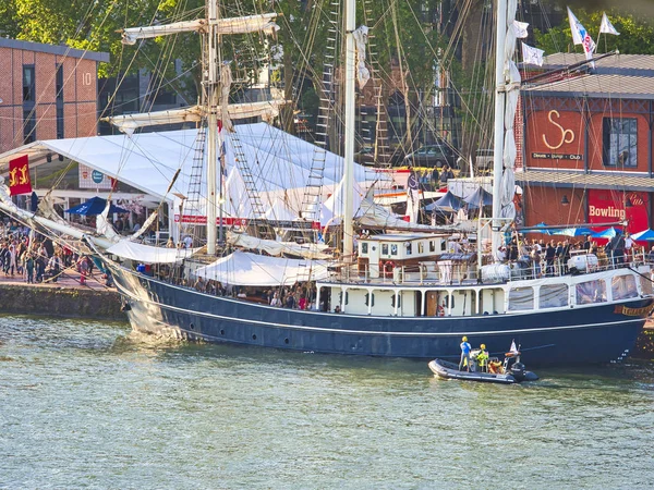 Vista aérea dos veleiros exposição Armada na doca Rouen. Encontro internacional para as maiores escunas e fragatas do mundo — Fotografia de Stock