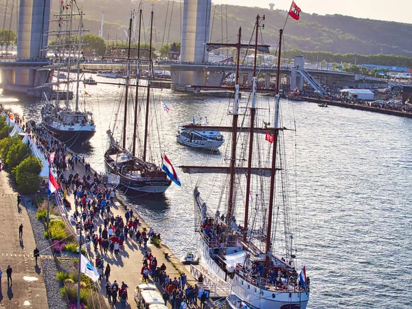 Rouen rıhtımda Armada sergi yelkenliler havadan görünümü. Dünyanın en büyük eski guletleri ve fırkateyn için Uluslararası Toplantı — Stok fotoğraf
