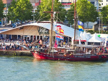 Rouen rıhtımda Armada sergi yelkenliler havadan görünümü. Dünyanın en büyük eski guletleri ve fırkateyn için Uluslararası Toplantı