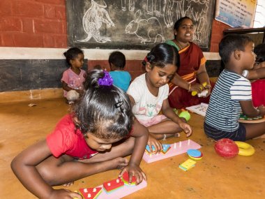 Devlet dairesinde oynayan zavallı çocukların içi. Çocuk eğlence, eğlence, spor, eğitim oyunları kapalı