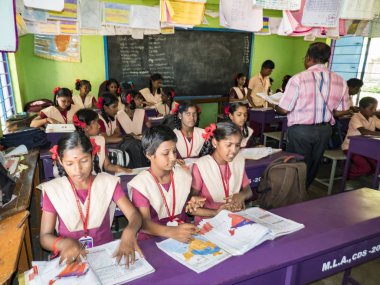 Çocuk arkadaş portresi okul içinde sandalyelerde oturan kitap ile okuyan sınıf arkadaşları. Dostluk zevk okul çocuklar