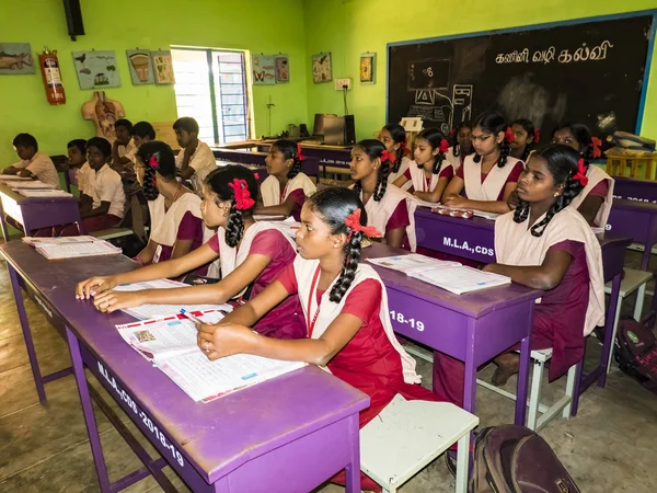 Grupo de niños amigos compañeros de clase que estudian con el libro sentado en sillas en el interior de la escuela. Escuela niños disfrutando amistad —  Fotos de Stock