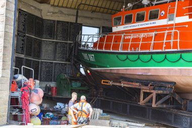 Bir garajda can kurtarma teknesi.