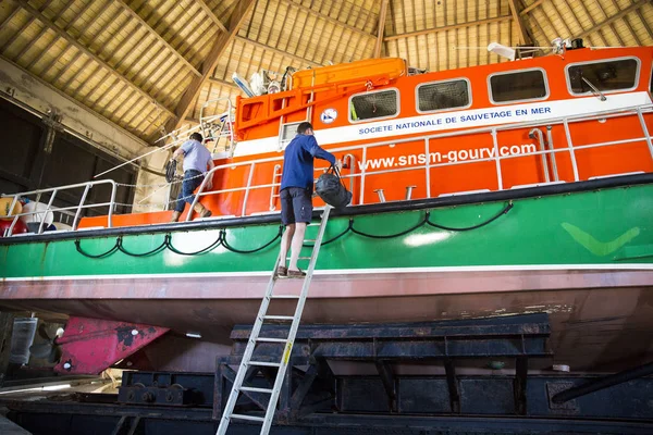 Bir garajda can kurtarma teknesi.