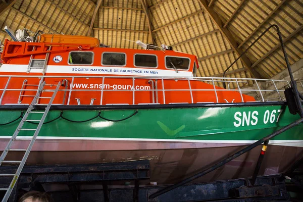 Bir garajda can kurtarma teknesi.