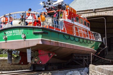 Bir garajda can kurtarma teknesi.