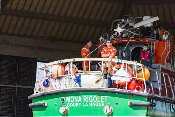 Bir garajda can kurtarma teknesi.