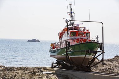 Bir garajda can kurtarma teknesi.