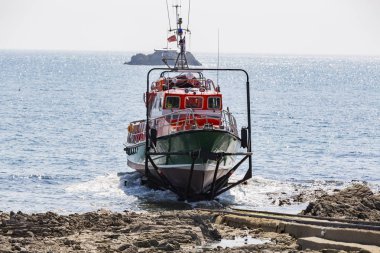 Bir garajda can kurtarma teknesi.