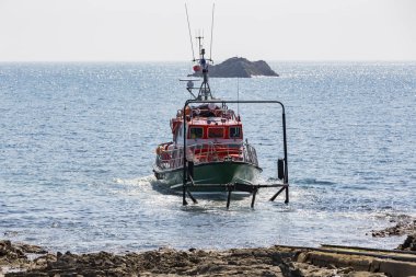 Bir garajda can kurtarma teknesi.