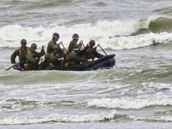 Speciální jednotky muži v zamaskovačních uniformách na kajaku. Loď pohybující se po moři ráno, rozdílný úkol, kopírovací prostor. — Stock fotografie