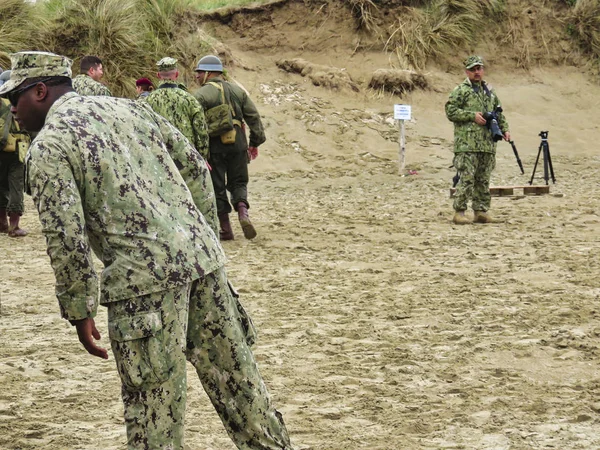 Speciální jednotky muži v maskáči na pláži pro výkon. Vzpomínka na svobodu D-Day ve Francii během druhé světové války — Stock fotografie