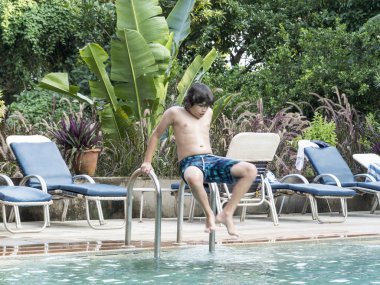 İki mutlu genç kardeş tatil de sonsuzluk yüzme havuzuna atlıyor
