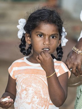 Utangaç ürkek ifade ile Hint küçük kız