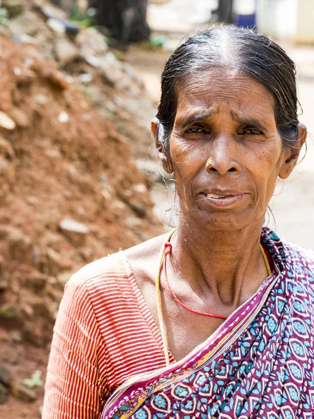 El retrato de una mujer asiática en vestido nativo mirando a la cámara — Foto de Stock