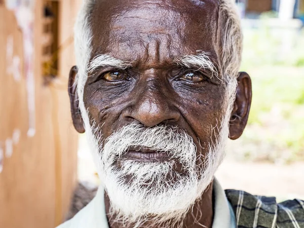 Un viejo indio indio pobre retrato sin identificar con una cara arrugada de color marrón oscuro y pelo blanco y una barba blanca, parece serio — Foto de Stock