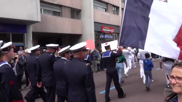 Parade Des Marins Des Grands Voiliers Internationaux Dans Rue Rouen — Video