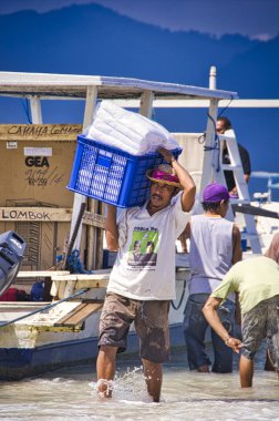 İnsanlar Gili Air, Endonezya cennet adasına sürat ahşap tekne mal boşaltma